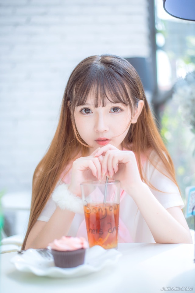 “只是身体不适，倒不是重病，只是人老了，总希望儿女能常在身边，几位哥哥常年不在身边，所以希望我能经常回去看看。”美妇摇了摇头，眼神中带着几许无奈的道。